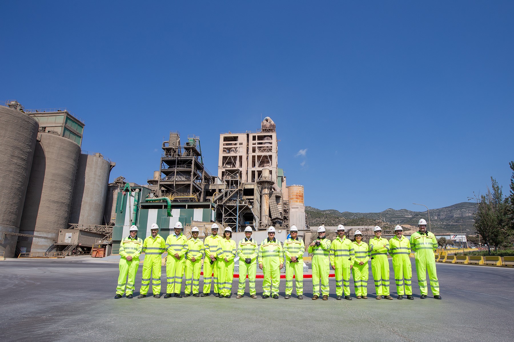 O Ministro da Indústria, Jordi Hereu, visita as instalações da Cemex em Alcanar para destacar os seus esforços na descarbonização