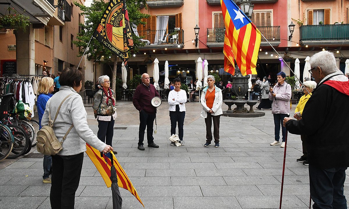 Avós demonstram solidariedade às vítimas das enchentes no país valenciano